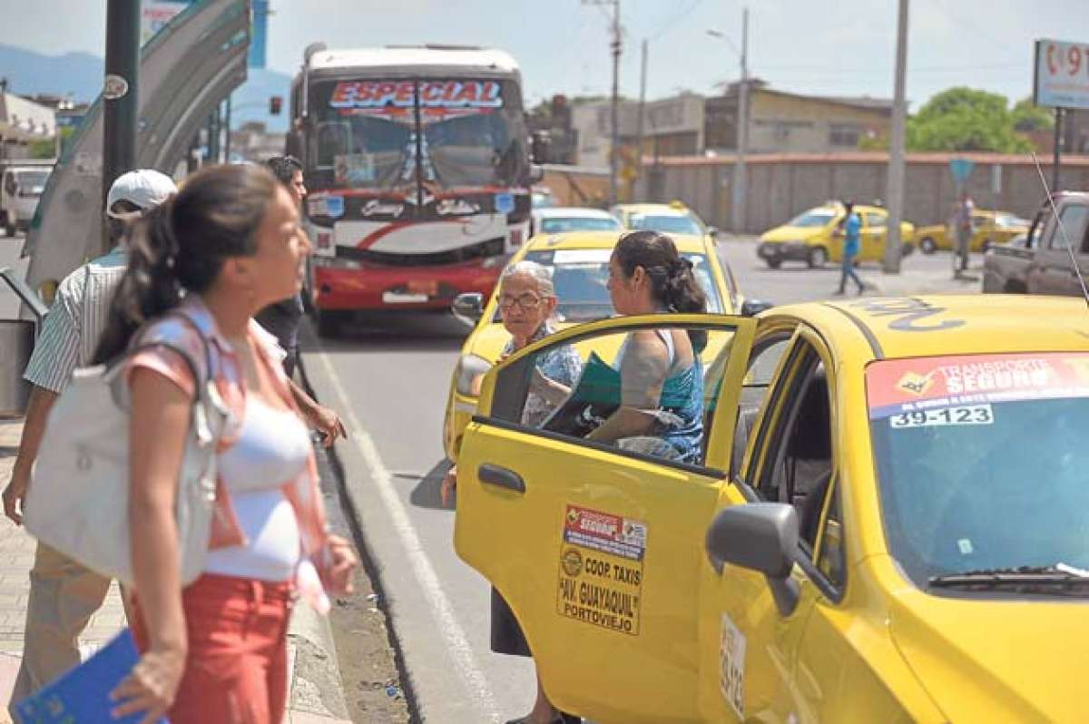 La nueva tarifa de taxis regir&aacute; a partir de que los tax&iacute;metros sean regulados, en los pr&oacute;ximos d&iacute;as. Foto: Rodolfo P&aacute;rraga