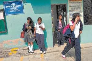 En el  &aacute;rea de bachillerato se coloc&oacute; un r&oacute;tulo que declara zona de internet gratis. Foto: Fernando Sandoval |  El Tel&eacute;grafo