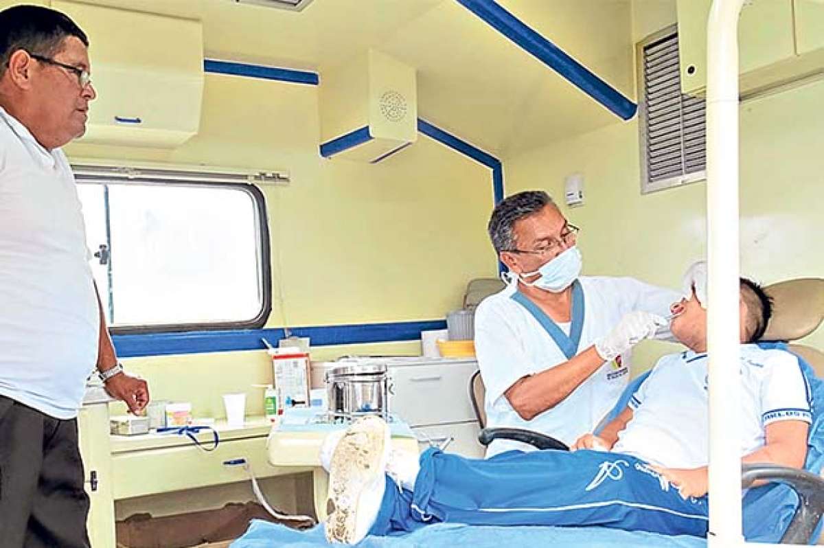 Jes&uacute;s Guzm&aacute;n, vicepresidente del Comit&eacute; Local de Salud de Los Vergeles, visita la unidad m&oacute;vil. Foto: cortes&iacute;a MSP