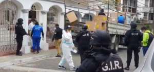 Durante el allanamiento en casa del expresidente Abdal&aacute; Bucaram los agentes retiraron varias cajas.