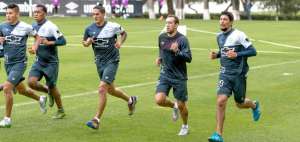 Enrique Vera (der.) junto a Brahian Alem&aacute;n y Norberto Araujo durante un entrenamiento de Liga de Quito en el complejo de Liga de Quito en Pomasqui.