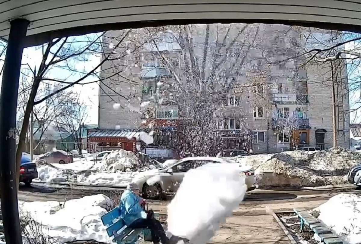 El bloque de nieve cay&oacute; a pocos metros de la mujer, que logr&oacute; salir ilesa.