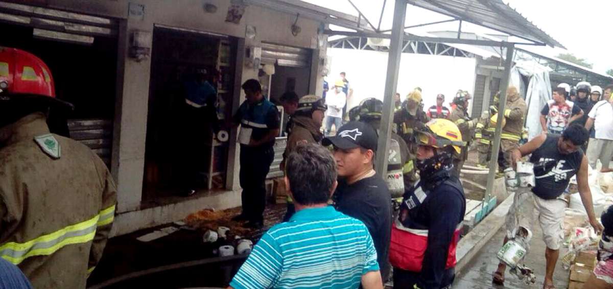 Varios locales afectados por incendio en zona comercial "Nuevo Tarqui" de Manta