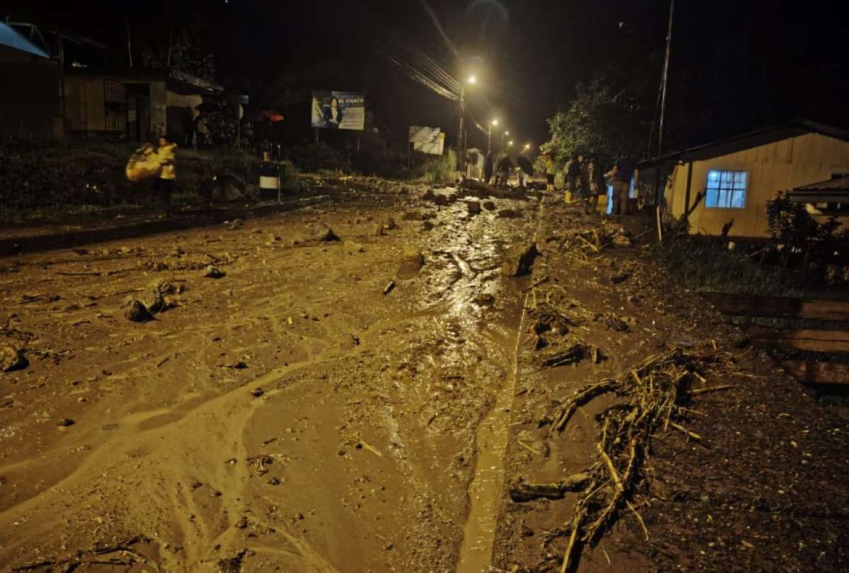 El desbordamiento de una quebrada afectó a vías y viviendas en El Chaco.