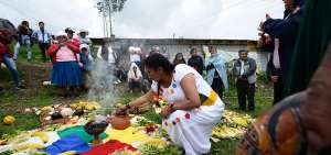Marcia Tenezaca, propietaria de la casa donde se realiz&oacute; la Wasipichana, prepara el sahumerio como parte de la costumbre ancestral que mantiene junto con su familia. 