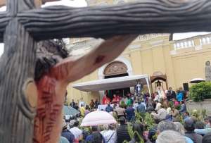 En Pomasqui se desarrolló al aire libre la misa del Domingo de Ramos