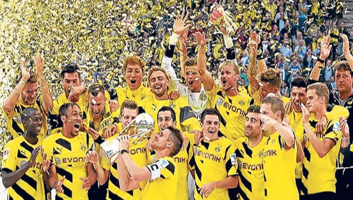 El capit&aacute;n del Dortmund, Sebastian Kehl (centro), levanta el trofeo del supercampe&oacute;n de Alemania. Foto: AFP.