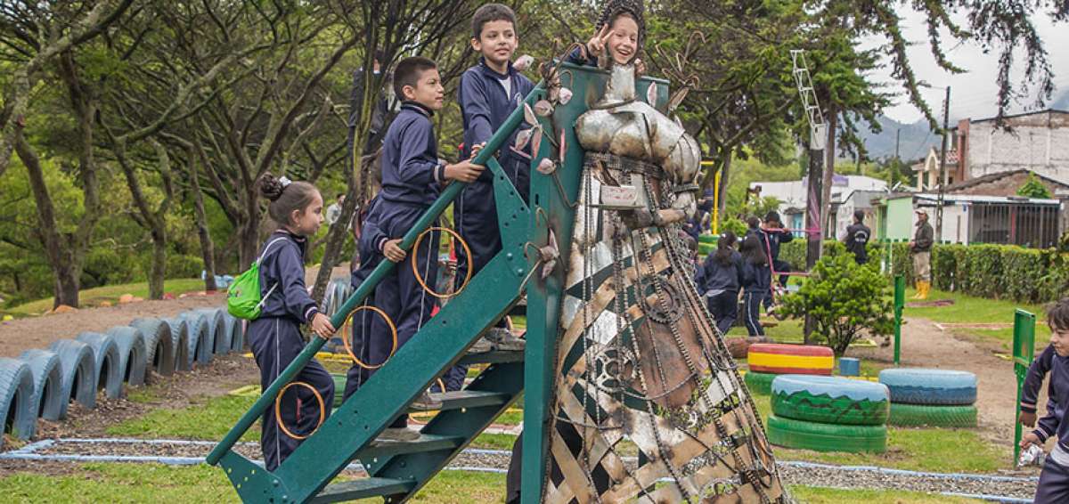&rarr;El parque est&aacute; situado a orillas del r&iacute;o Malacatos en la parte suroccidental de la ciudad de Loja. Los ni&ntilde;os han sido los primeros en utilizar este sitio.