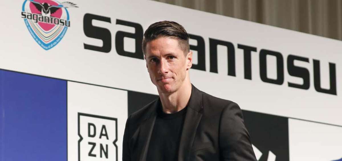 El delantero espa&ntilde;ol, Fernando Torres, sale de la rueda de prensa de ayer donde anunci&oacute; que dejar&aacute; el f&uacute;tbol en el duelo ante el Vissel Kobe.