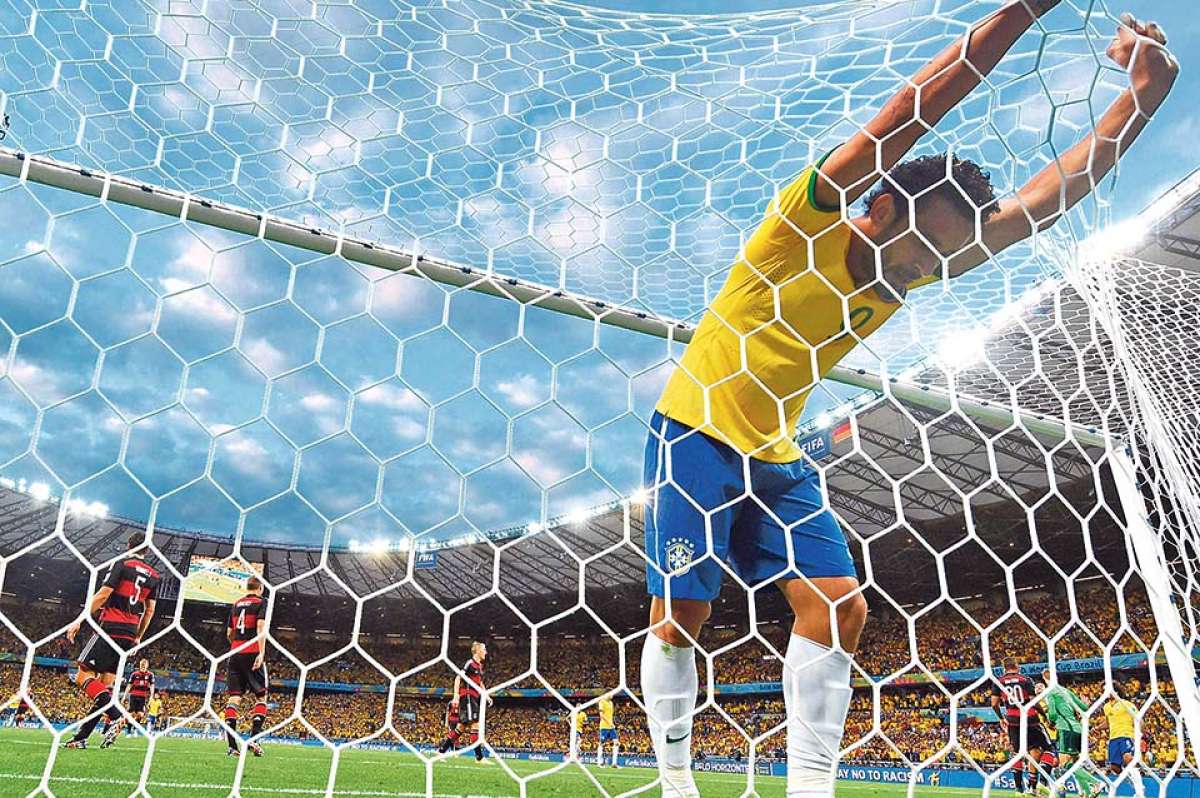 El delantero Fred se cuelga en las redes del arco brasile&ntilde;o despu&eacute;s de que Alemania anotara el cuarto de los 7 goles, en solo 6 minutos. Foto: Afp