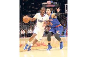 El alero de Los &Aacute;ngeles Clippers, Chris Paul (i), protege el bal&oacute;n  durante el encuentro en que su equipo se impuso a los Knicks de New York en la pasada fecha. Foto: AFP