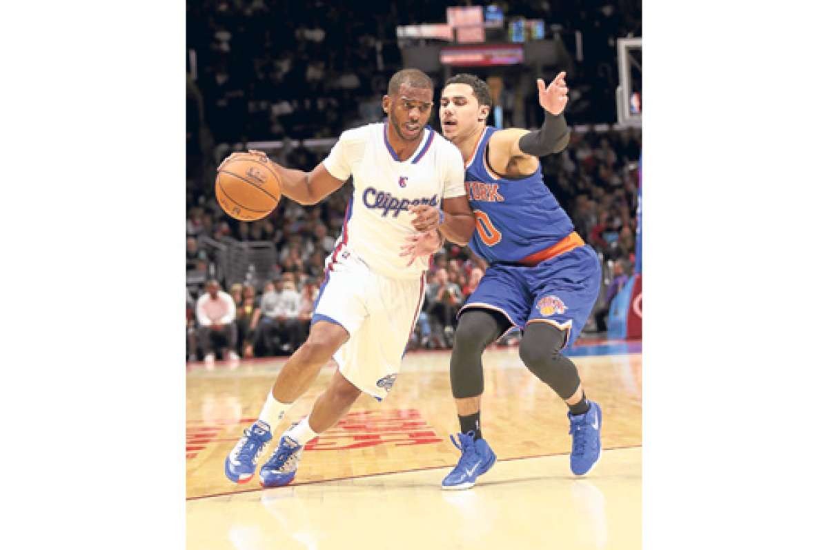 El alero de Los &Aacute;ngeles Clippers, Chris Paul (i), protege el bal&oacute;n  durante el encuentro en que su equipo se impuso a los Knicks de New York en la pasada fecha. Foto: AFP
