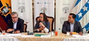 La titular del MIES, Berenice Cordero, durante un conversatorio con la prensa.