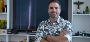 Roberto Manrique no descuida su carrera actoral. Lo m&aacute;s reciente es el filme Transl&uacute;cido, donde interpreta a un enfermo de c&aacute;ncer en estado terminal.