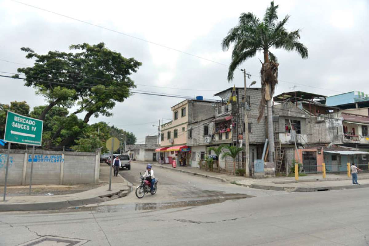T&eacute;cnicos visitaron la Coop. Juan Pablo II (Guayaquil), pr&oacute;xima al viaducto que enlazar&aacute; a dos cantones. Foto: William Orellana / El Tel&eacute;grafo