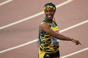 Fraser-Pryce, de 28 a&ntilde;os y con una corona de flores amarillas en su cabeza, domin&oacute; la prueba desde los primeros metros. Foto: Agencia AFP