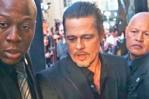 Custodia. Tras el mal rato, Brad Pitt es protegido por un par de agentes de seguridad.
