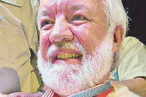 Controlador a&eacute;reo gana concurso del &lsquo;gemelo&rsquo; de Ernest Hemingway en EU