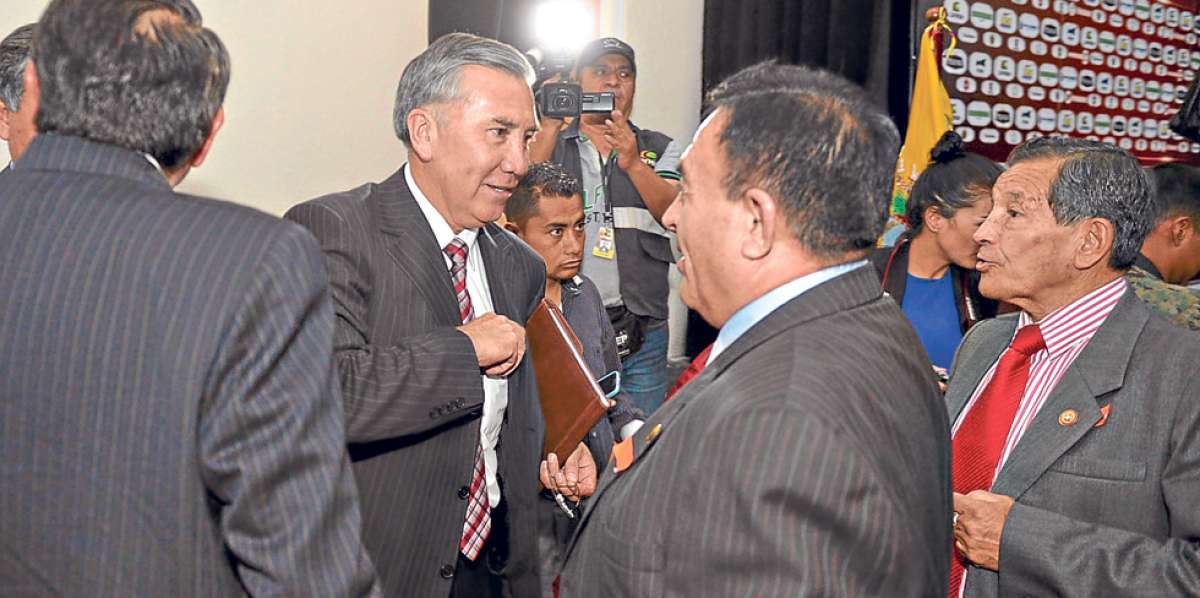 Tito Manjarrez (centro) recibi&oacute; las felicitaciones del grupo Rojos Por Siempre, que impuls&oacute; su candidatura. FOTO: DANIEL MOLINEROS / El TEL&Eacute;GRAFO