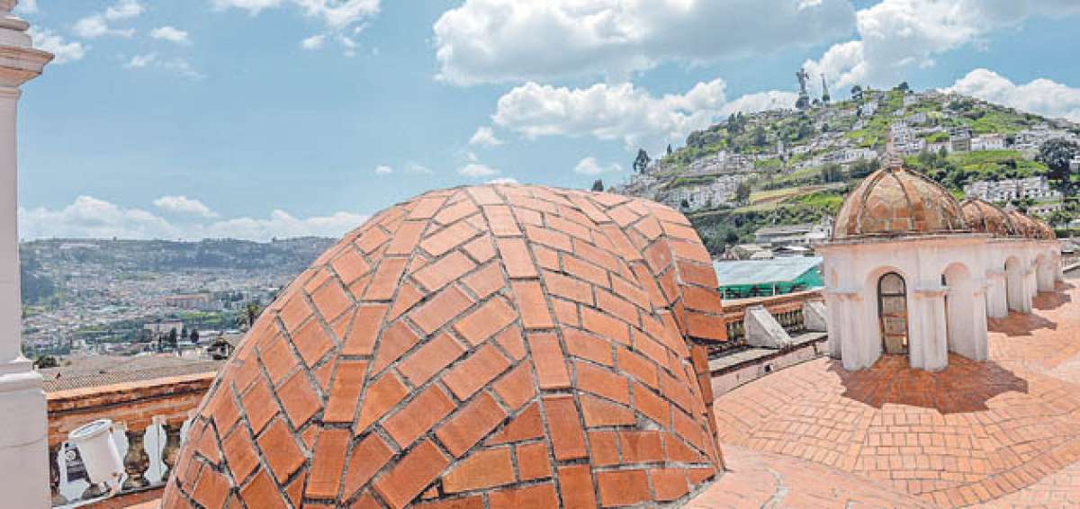 Vista del Panecillo desde la c&uacute;pula del convento de Santa Clara, una de las m&aacute;s antiguas edificaciones religiosas de la capital de la Rep&uacute;blica. Foto: Fernando Sandoval /  El Tel&eacute;grafo