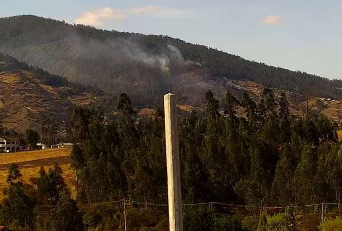 Personal del Cuerpo de Bomberos y ECU911 atienden dos incendios forestales.