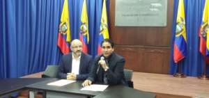 Nino Serrano (d) entreg&oacute; en representaci&oacute;n del bloque de AP las propuestas para la consulta popular. 