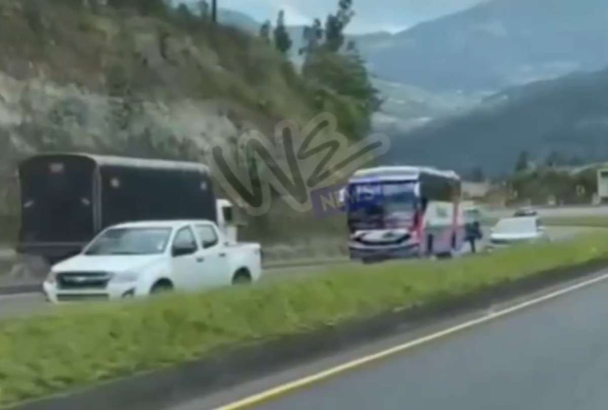 Un cami&oacute;n invadi&oacute; un carril en contrav&iacute;a para evitar un control de aduanas. Ocurri&oacute; en Otavalo, Imbabura.