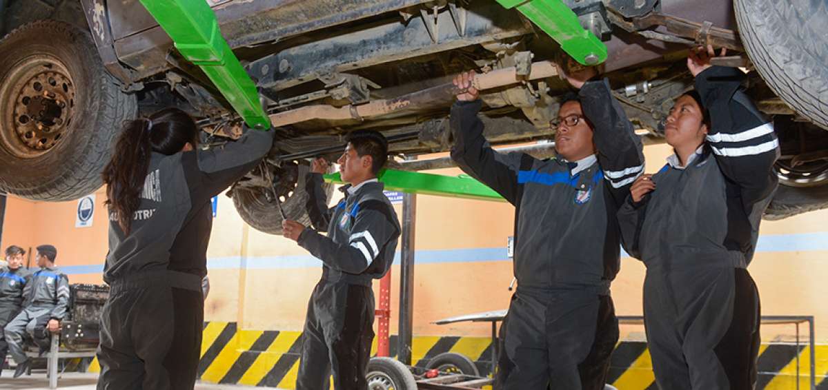 Alumnos de Electromec&aacute;nica Automotriz realizan sus pr&aacute;cticas con el apoyo de los docentes. La instituci&oacute;n tambi&eacute;n tiene carreras t&eacute;cnicas como Inform&aacute;tica.