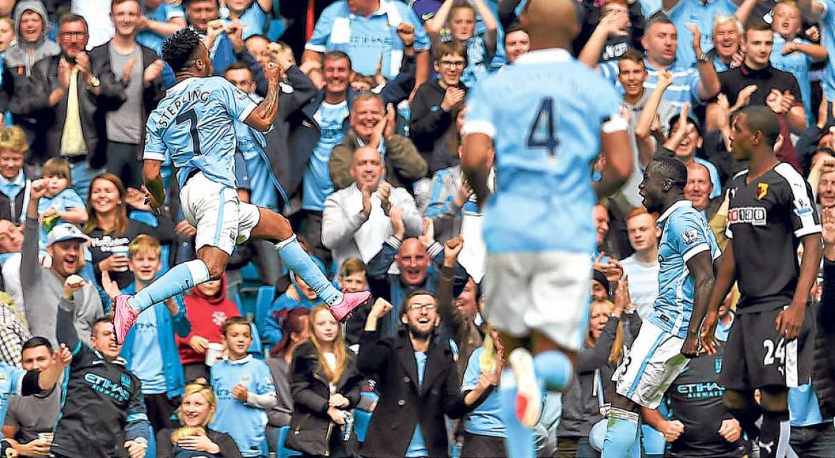 El delantero ingl&eacute;s Raheem Sterling (izq.) celebra el primer tanto que abri&oacute; la ruta de la victoria para los dirigidos por Manuel Pellegrini. Foto: AFP