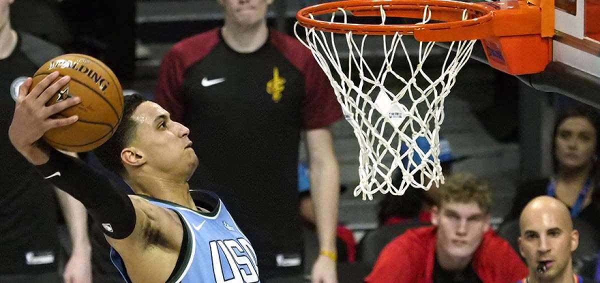 El ala-p&iacute;vot del equipo de Estados Unidos, Kyle Kuzma, mientras realiza una clavada, durante el partido de j&oacute;venes promesas de la NBA.
