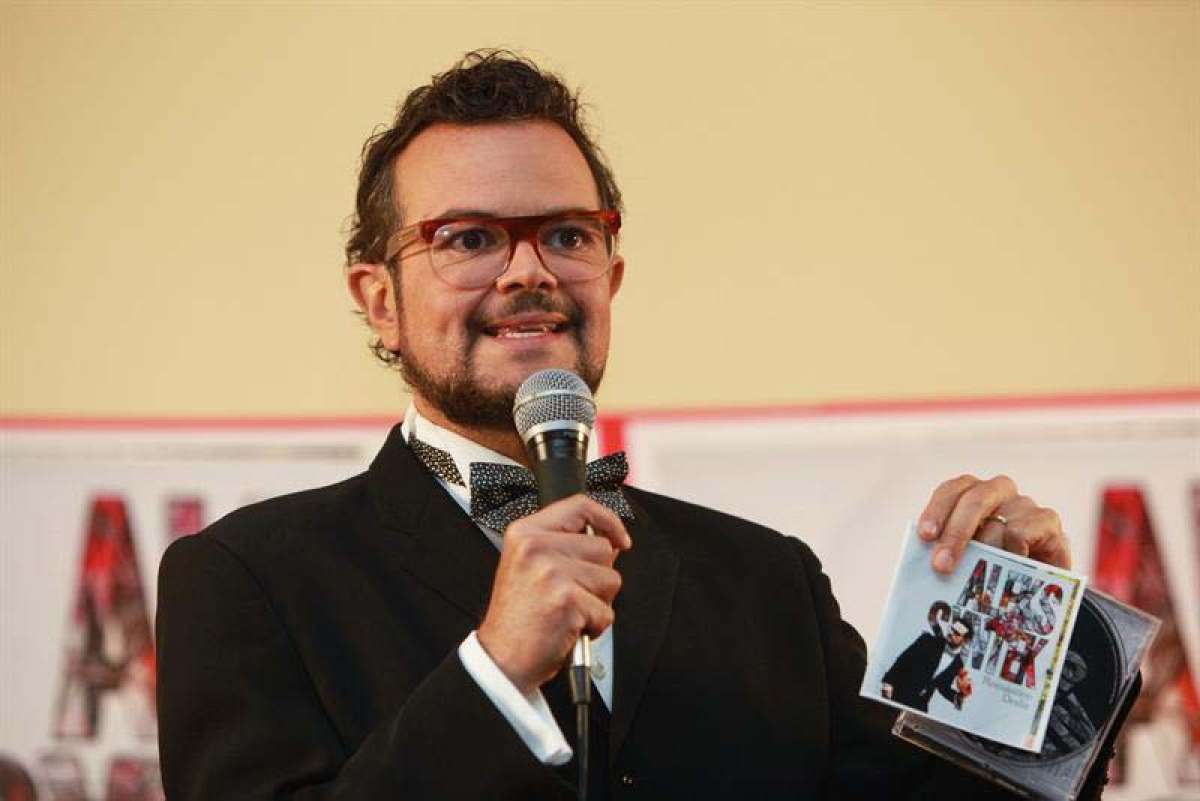 Aleks Syntek celebra 25 a&ntilde;os de carrera con romance