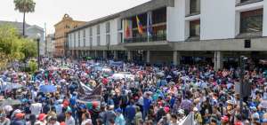 Los transportistas llegaron desde el norte y sur de la ciudad y se concentraron en los exteriores del Municipio, sobre la Plaza de la Independencia.