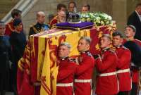 Decenas de miles de personas salieron a las calles con la esperanza de ver el ataúd cubierto con la bandera de la soberana Isabel II.