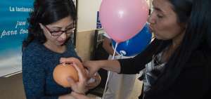 El Hospital Carlos Andrade Mar&iacute;n de Quito capacita a las madres sobre la importancia de la lactancia materna.  