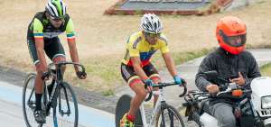 El ciclista ecuatoriano &Eacute;rick Sarango (centro) fue el m&aacute;s destacado de la delegaci&oacute;n con su triple triunfo en las modalidades contrarreloj, sprint y persecuci&oacute;n.