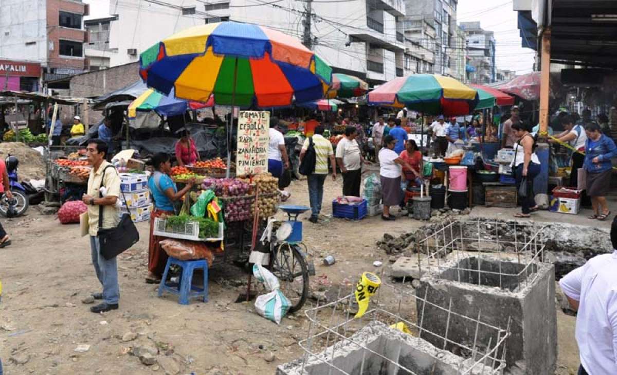 Los vendedores de mariscos y otros productos se instalaron otra vez en la calle P&aacute;ez donde hay trabajos de regeneraci&oacute;n. Foto: Fabricio Cruz / El Tel&eacute;grafo.