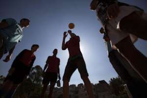 Brasile&ntilde;os esperan el Mundial con f&uacute;tbol y grafitis