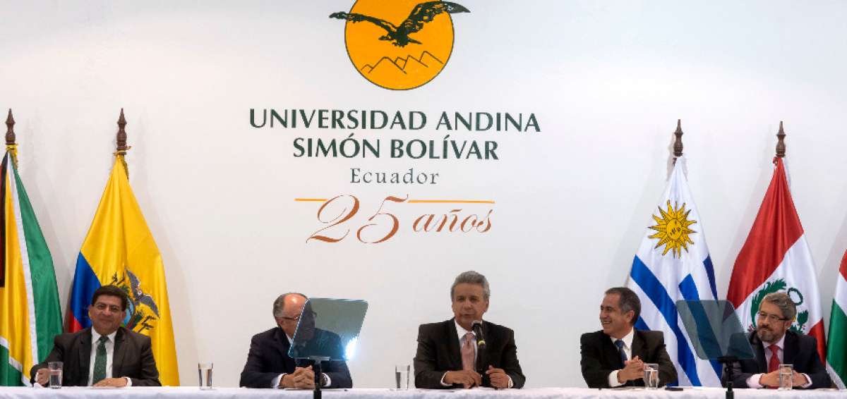 El presidente Len&iacute;n Moreno (centro) particip&oacute; en la ceremonia realizada en el Alma Mater.