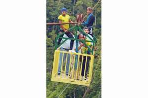 La traves&iacute;a en tarabita permite al turista divisar la riqueza flor&iacute;cola y faun&iacute;stica del bosque h&uacute;medo del caser&iacute;o &lsquo;Jaime Rold&oacute;s&rsquo;, ubicado a 10 minutos de El Triunfo. Foto: Roberto Ch&aacute;vez / El Tel&eacute;grafo.