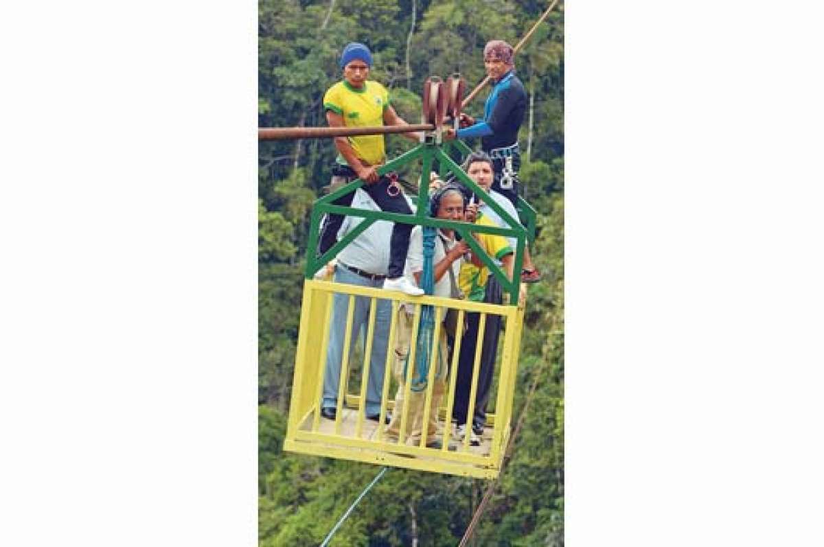 La traves&iacute;a en tarabita permite al turista divisar la riqueza flor&iacute;cola y faun&iacute;stica del bosque h&uacute;medo del caser&iacute;o &lsquo;Jaime Rold&oacute;s&rsquo;, ubicado a 10 minutos de El Triunfo. Foto: Roberto Ch&aacute;vez / El Tel&eacute;grafo.