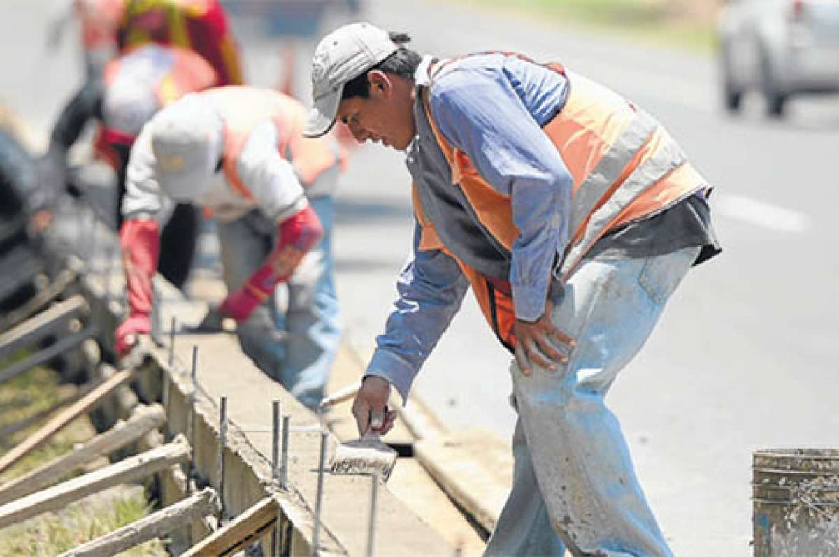 Se estima que unas 500 mil personas trabajan al a&ntilde;o en el sector de la construcci&oacute;n en el pa&iacute;s. Muchos ya son conocidos de los patronos. Foto: William Orellana 