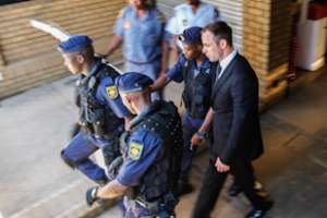 Pistorius condenado a 5 a&ntilde;os de c&aacute;rcel por matar a su novia 