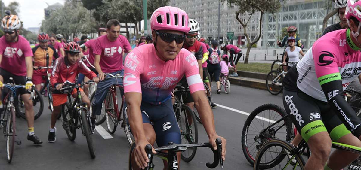 El ciclista carchense Jonathan Caicedo comparti&oacute; ayer con pedalistas aficionados en el ciclopaseo que se realiza todos los domingos en Quito, antes de continuar con su preparaci&oacute;n para su primera carrera del calendario 2019.