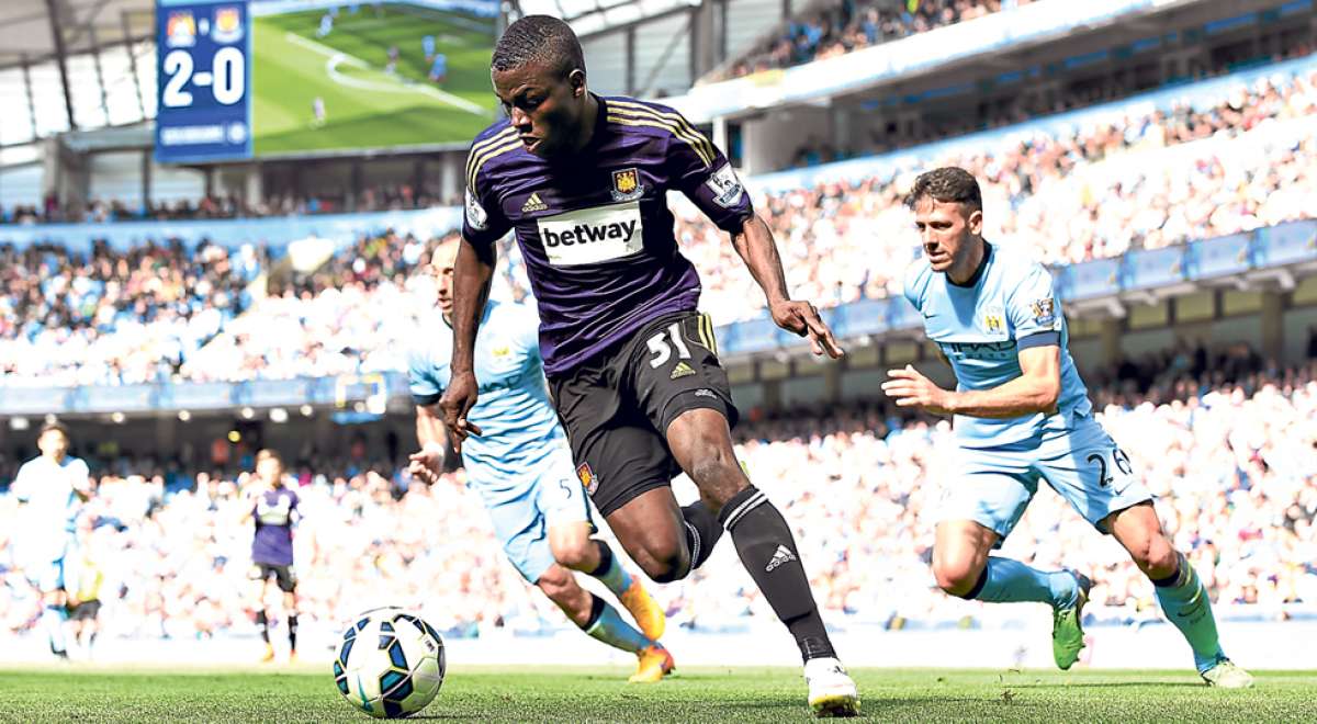 &Eacute;nner Valencia (centro) ha marcado 4 goles con la camiseta delWest Ham durante su primera temporada en la Premier League inglesa. Foto: AFP