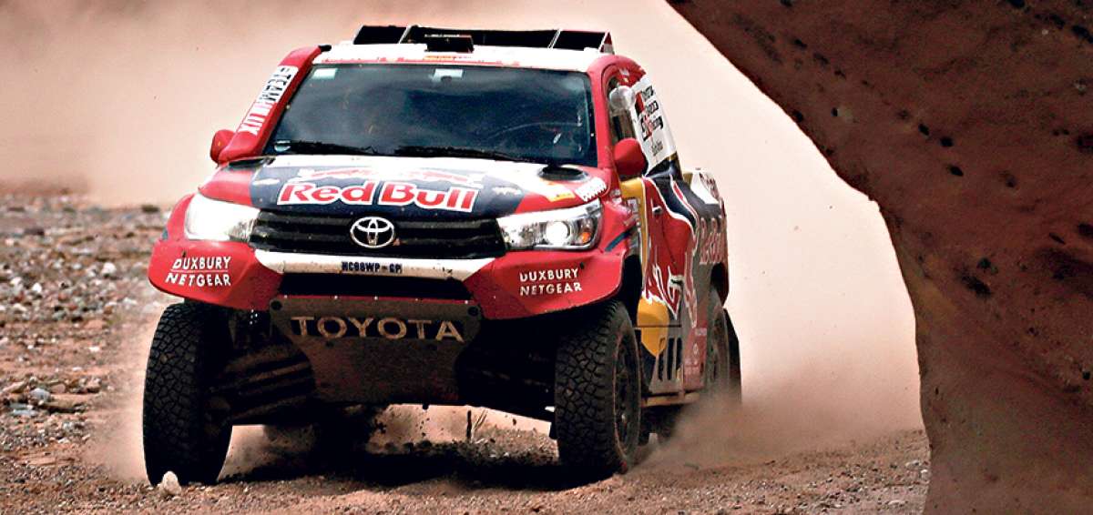 El piloto Nasser Al-Attiyah (Qatar), de Toyota, compite durante la duod&eacute;cima etapa del Dakar 2018, que se corri&oacute; ayer entre Chilecito y San Juan