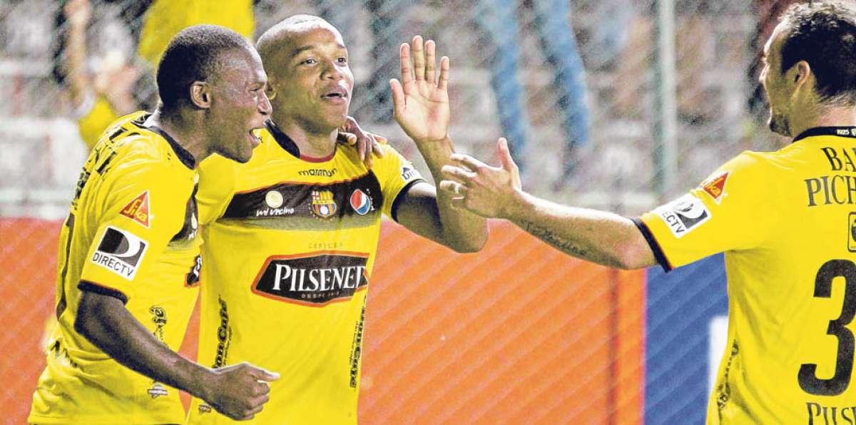 Ely Esterilla (centro) ingres&oacute; en el segundo tiempo y solo necesit&oacute; 3 minutos en la cancha para marcar el gol. Foto: Cortes&iacute;a