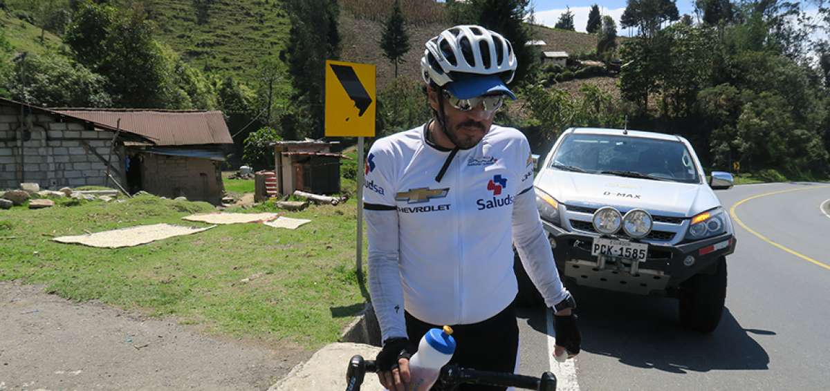 El monta&ntilde;ista durante un tramo que recorri&oacute; en bicicleta, entre Babahoyo y el volc&aacute;n Chimborazo.