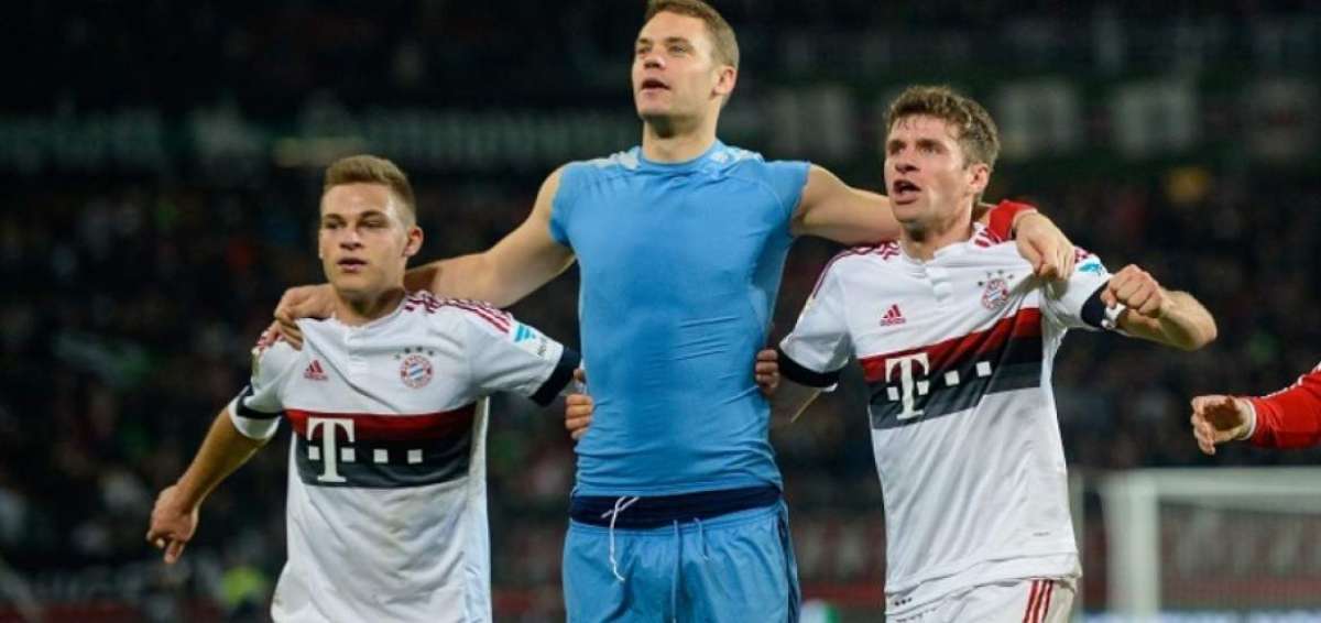 Joshua Kimmich (i), Manuel Neuer y Thomas y M&uuml;ller, festejan el triunfo de los 'b&aacute;varos' en la fecha 17 de la Bundesliga.