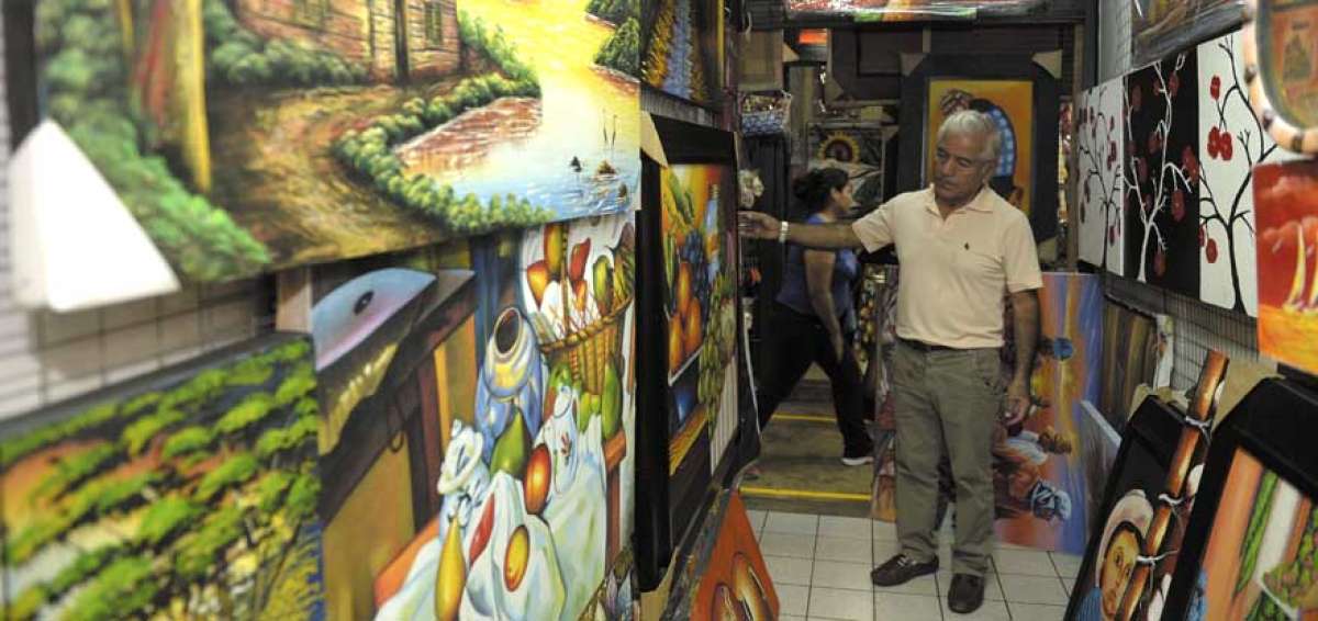 Cuadros de diversos artistas nacionales se comercializan en el Mercado Artesana