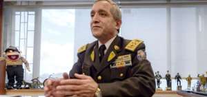 Comandante Patricio Carrillo exige a Ch&eacute;rrez que devuelva el dinero a Isspol